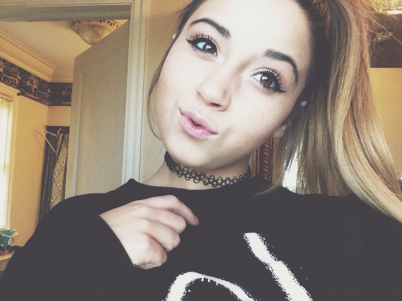 Cute Brunette #6Fd4Eouz