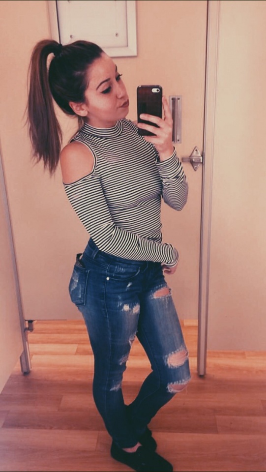 Cute Brunette #C42Fq2y9