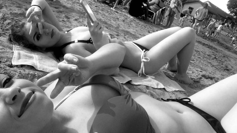 Cute Brunette #M493Cg9c