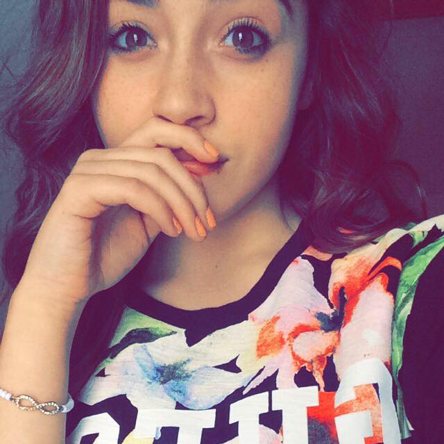 Cute Brunette #jK3RTGgh