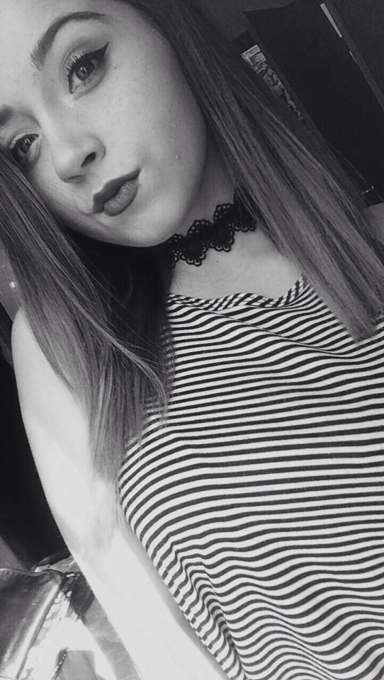 Cute Brunette #uz1nxOVn