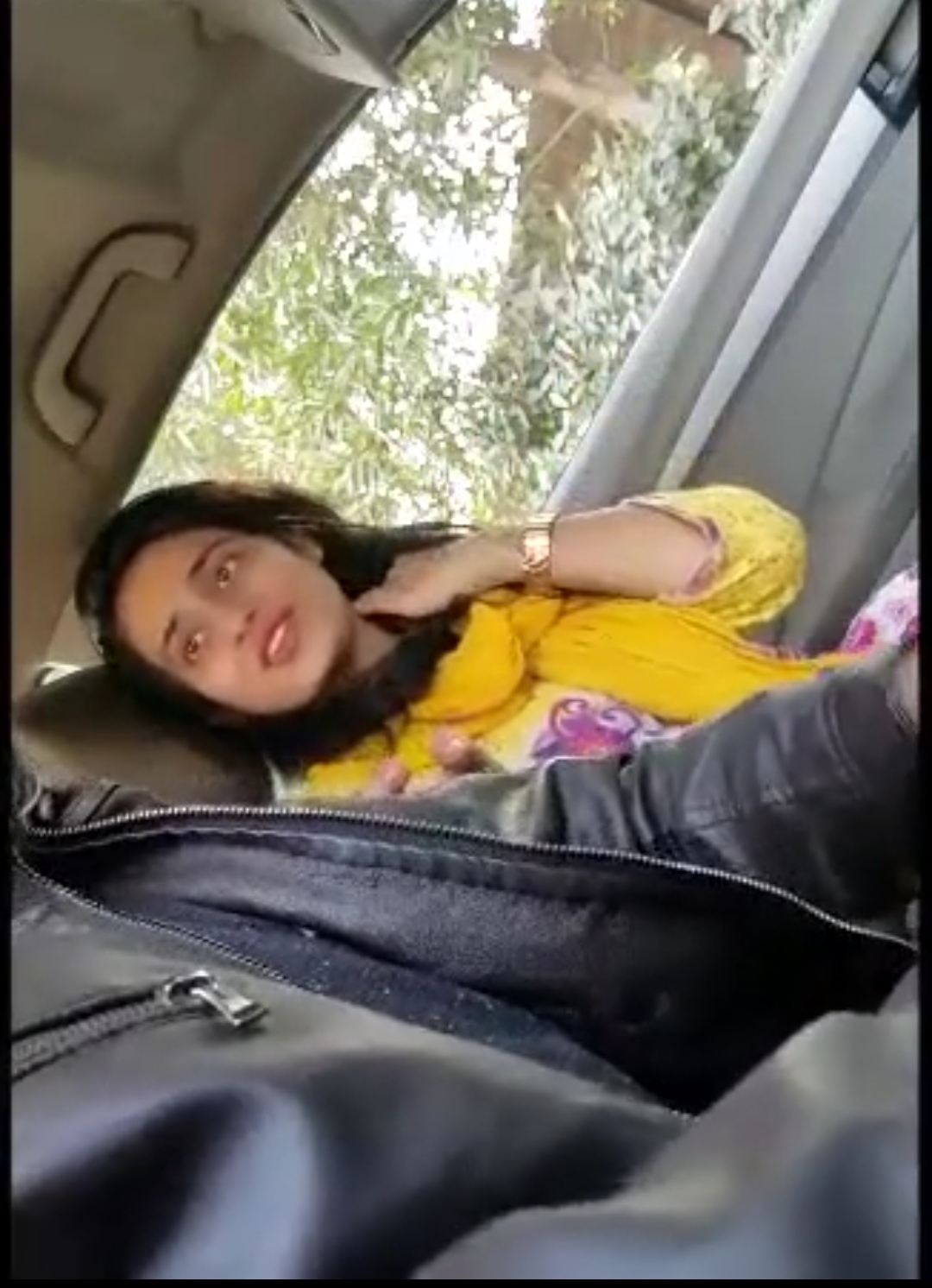 Pakistani 🔥gf bf college sucking dick in Car ➡️ 💯 leak video ⬅️ -...