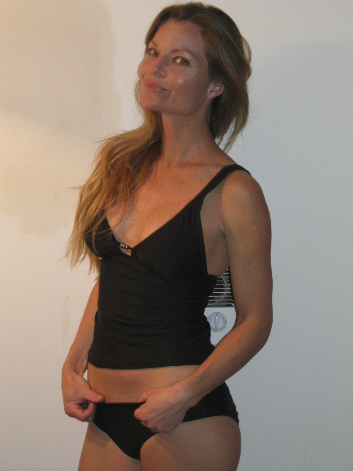 Jennifer fingers herself, moans and poses #yTIogonH