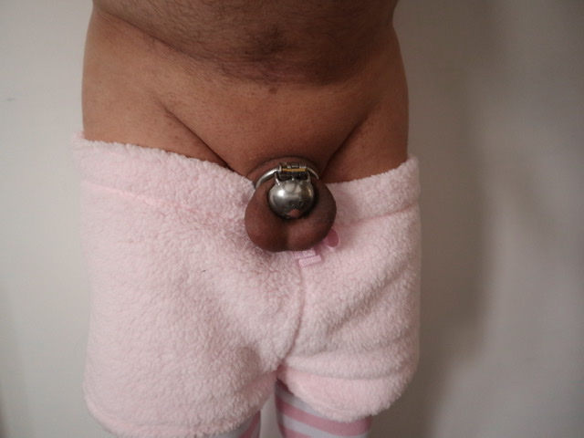 Fluffy, pink shorts and stripey socks. Oh, and a small cage (for a small penis 🧐) #zrn1gLXZ