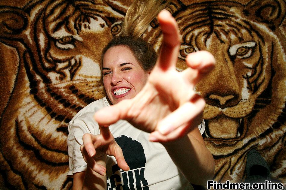 Daringsex Blonde Comwww Tampabukkake! Nessa Millard has tiger style! #dLdf5IQ4