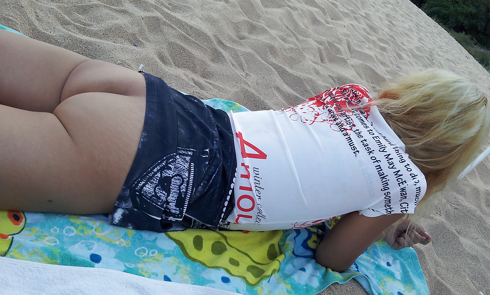 Daniela on the beach #9JDRBNcC