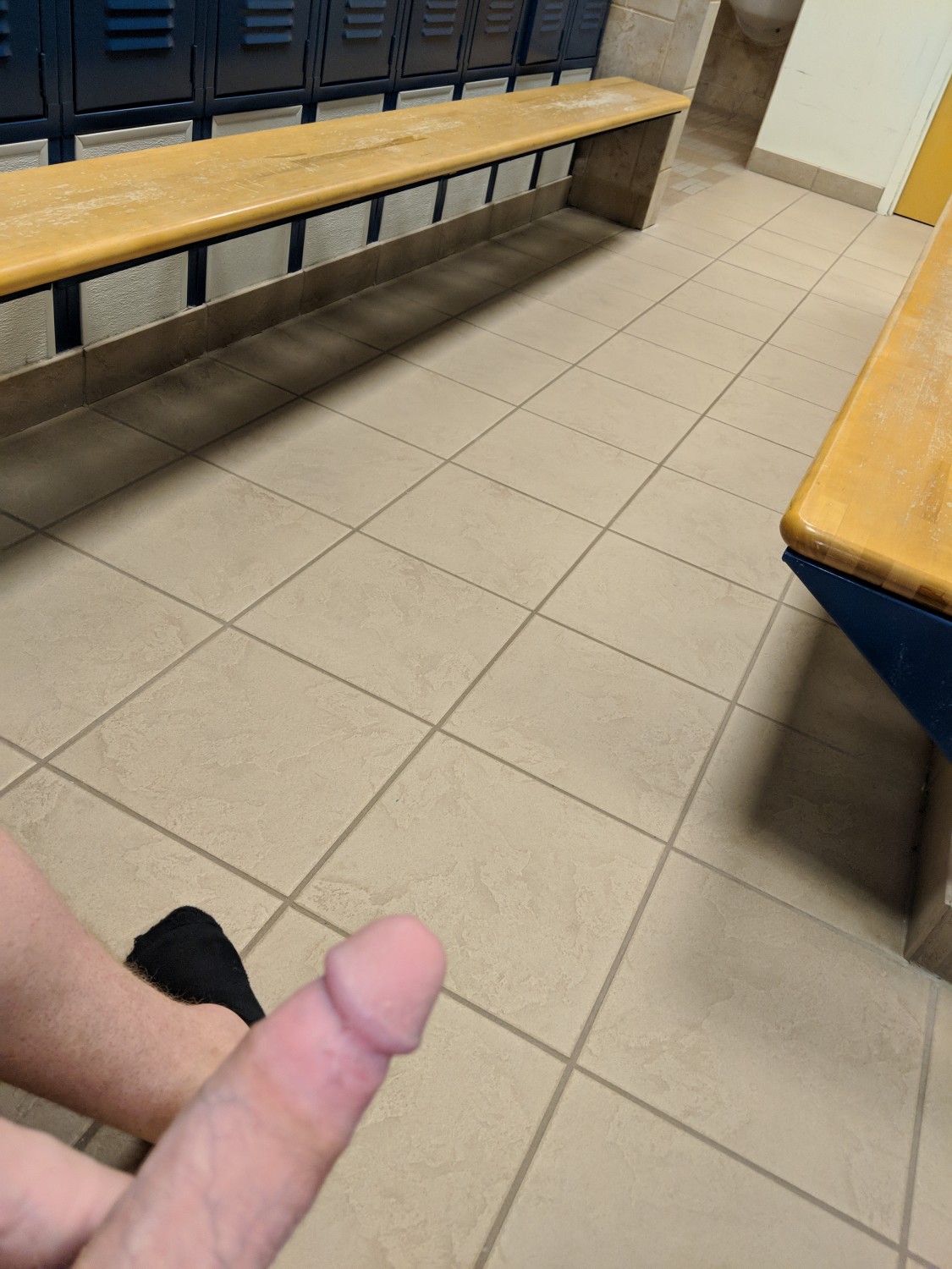 Post workout voyeurism in my work locker room - Porn - EroMe